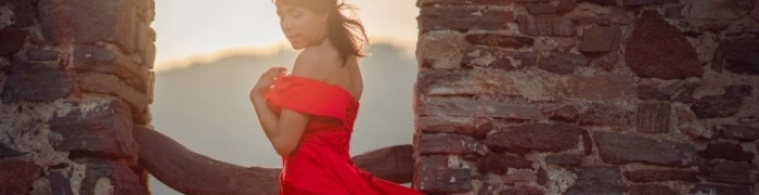 Red Dress On Castle with Desiree - Vorschaubild