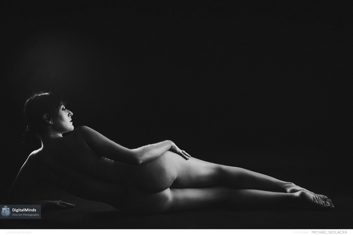 Into the Dark with Elisa 00085