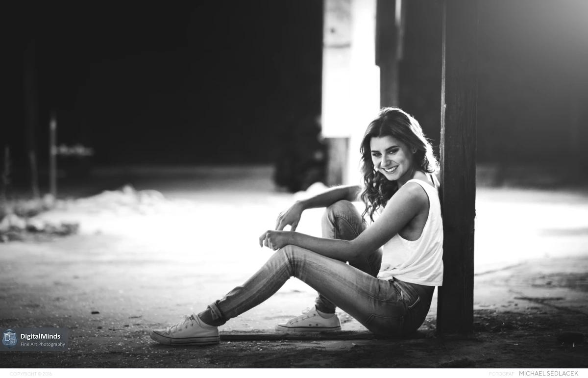 Intense Black and White with Melanie 09475
