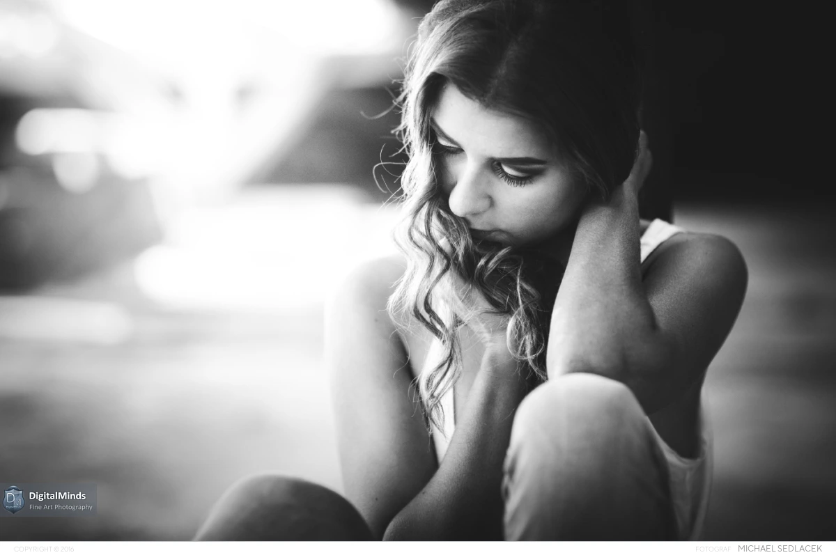 Intense Black and White with Melanie 09486
