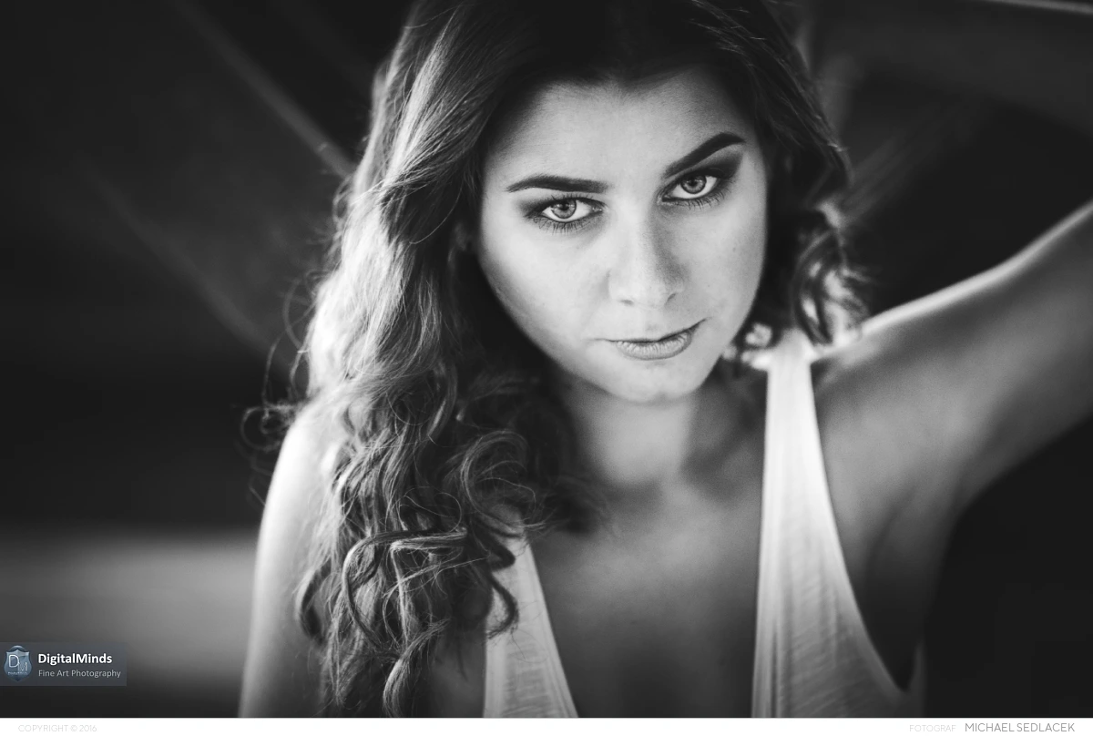 Intense Black and White with Melanie 09498
