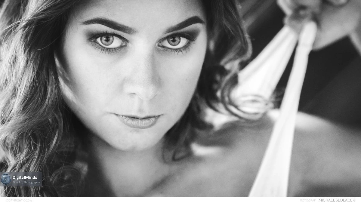 Intense Black and White with Melanie 09499