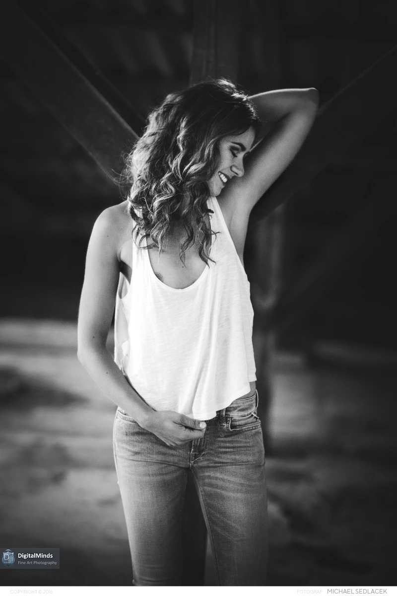 Intense Black and White with Melanie 09506