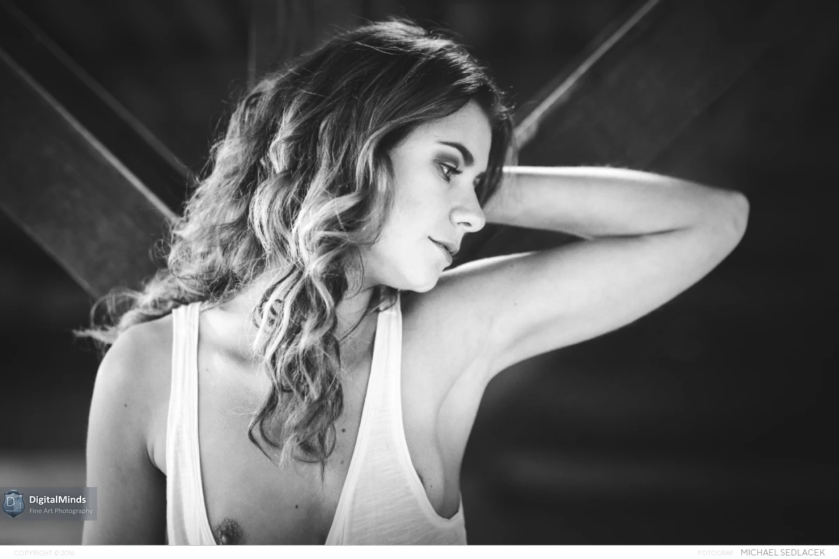 Intense Black and White with Melanie 09512