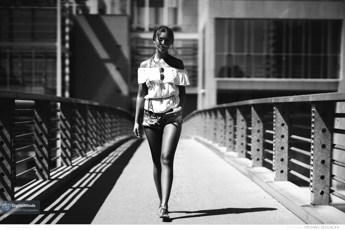 Into the Sunlight with Victoria 04542
