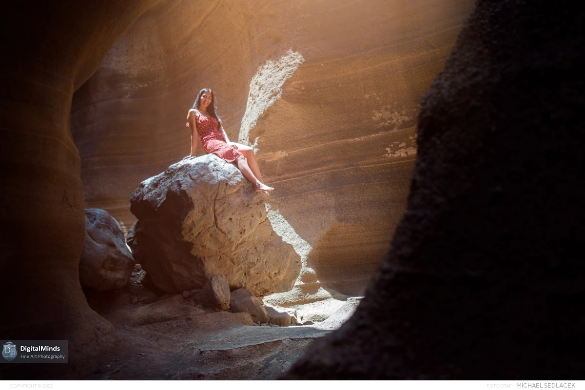 Lightfull Caves with Siani 01